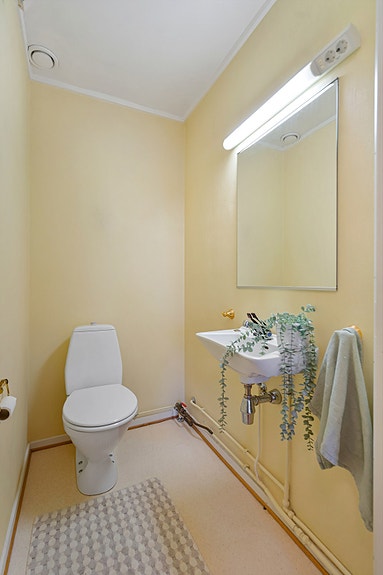 Praktisk toalettrom med servant og speil.