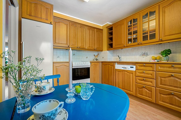 Innbydende og romslig kjøkken med gode arbeidsflater og rikelig med oppbevaringsplass.