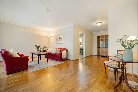 Stuen har en fleksibel planløsning med gode møbleringsmuligheter som gjør det enkelt å skape ulike soner.