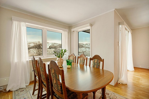 Lys og romslig spisestue med god plass til sosiale sammenkomster - og en flott utsikt som skaper en ekstra fin ramme rundt måltidene.