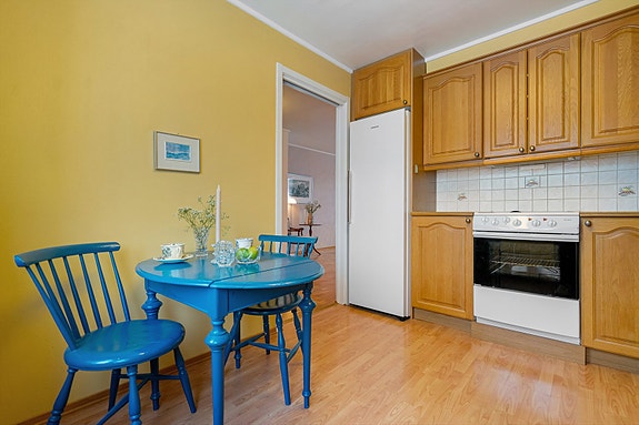 Kjøkkenet har god plass til spisebord, perfekt for både hverdagsmåltider og hyggelige stunder.