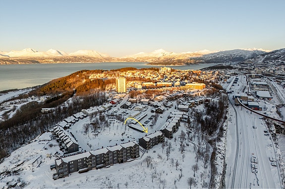 Boligen har en attraktiv beliggenhet i Storholtveien. Området er barnevennlig og sentralt, med kort vei til både barneskole, videregående skole
og barnehage.