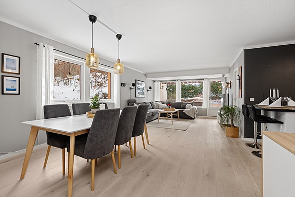 Velkommen til en lekker og svært innbydende stor 4-roms andelsleilighet. Hjørne- og endeleiligheten er presentert av Ina Andersen for Eiendomsmegler Norge.