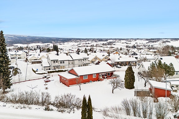 Tomten er på 1685 m² og er pent opparbeidet med plen, diverse beplantning som busker, trær og blomsterbed.