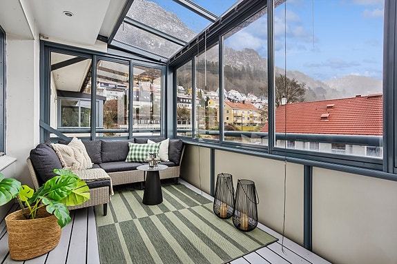 Velkommen til trivelige Amalie Skrams vei 40! Leiligheten har en sentral beliggenhet med kort vei fra sentrum, og passer for de fleste! Fra stuen er det utgang til en innglasset altan på nesten 9 m², som fungerer som et ekstra oppholdsrom.