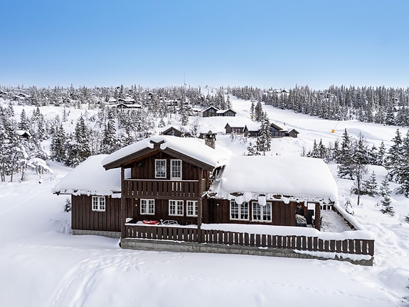Velkommen til Åslandseterveien 95, en moderne og gjennomført fjellhytte med flott beliggenhet på Haglebu!