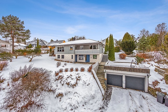 Velkommen til Raschs vei 83, en hel tomannsbolig med attraktiv beliggenhet på Karlsrud! Det er etablert steintrapp med varmekabel mellom garasjen og boligen.