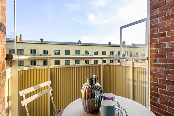 Velkommen til Laura Gundersens gate 3 - en særdeles attraktiv, lys og innbydende 2-roms leilighet med ettertraktet beliggenhet midt i hjertet av Bislett!