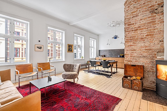 Stue/kjøkken: luftig oppholdsrom med god plass til både sofa- og spisegruppe. Foto: Stian Frøysang