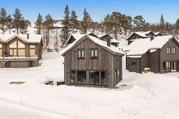 Privatmegleren har nå gleden av å presentere Leirgravbakken 1A - En lekker, gjennomført og påkostet hytte med fantastisk beliggenhet i Fjellsteggen ved Rauland Skisenter