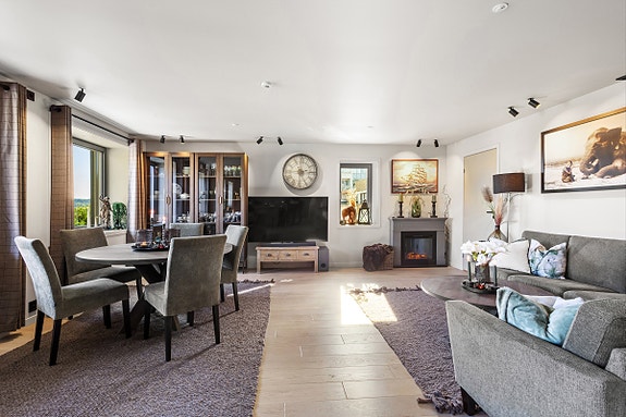 Leiligheten har en gjennomgående lys og lun utførelse. Foto: Ole Thorgeir Solheim Thoresen