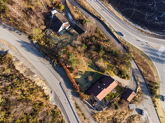 Strusshamn- Stor selveiertomt like i bakkant av nederste hus i bildet. Fotograf Silje Holte / @frksuper