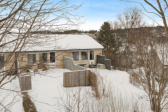 Boligen har bra intern-beliggenhet.