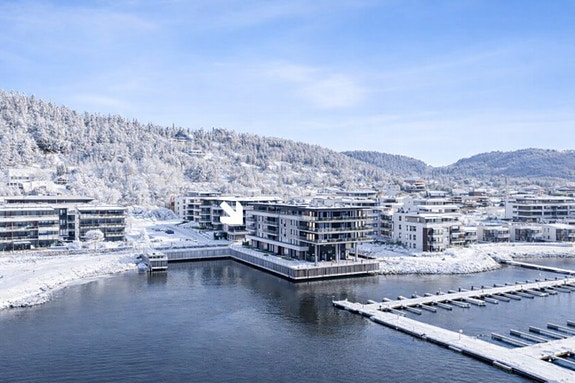 Særdeles flott leilighet med nydelig fjordutsikt. Garasjeplass. (AI-redigert bilde)