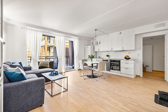 Velkommen til en moderne og lettstelt 3-roms selveier oppført i 2022, presentert av Kristian B. Hansen.