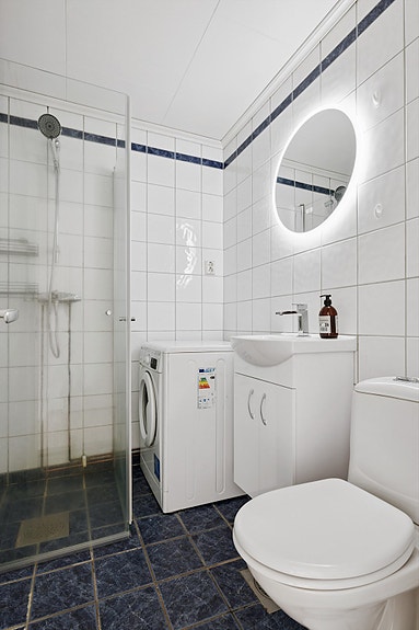 Flislagt bad med varmekabler.