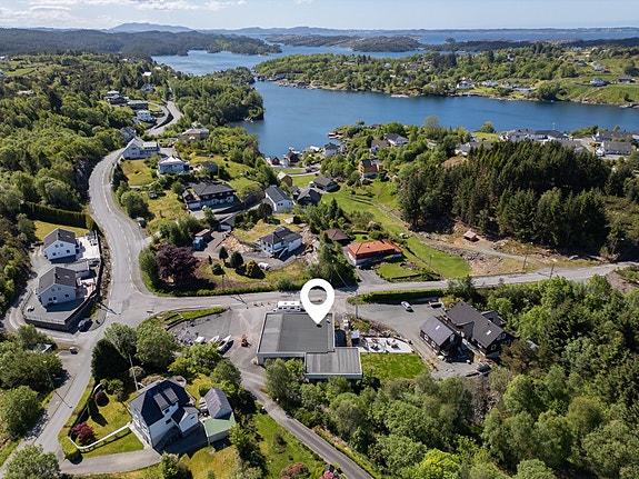 Næringsbygg m/ rammetillatelse for rivning og oppføring av 4-mannsbolig. Fotograf Silje Holte / @frksuper