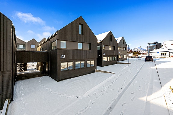 EIE Eiendomsmegling v/ Jr. Partner Håkon Hovland presenterer Ryggstranden 20! (Foto: Arve Gravdal)