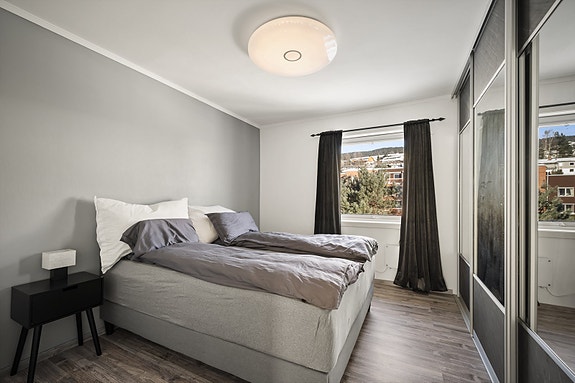 Hovedsoverommet er av romslig karakter og byr på en stor skyvedørsgarderobe.
