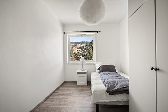 Soverom 2 - Flott gjesterom med god plass til steng, nattbord og garderobeskap.