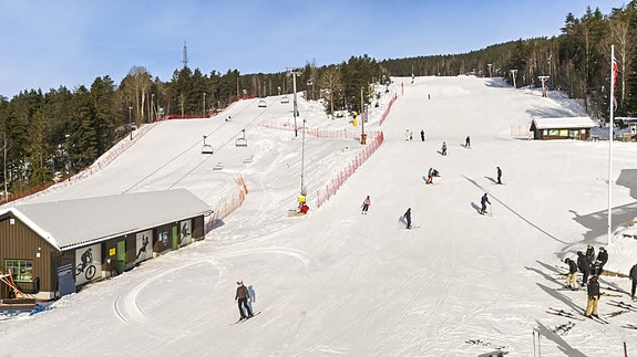 Drammen Skisenter ligger kun 10 minutter unna i gangavstand, her finner du slalombakke og flere lysløyper for langrenn om vinteren eller løpeturer i sommerhalvåret.