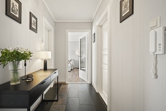 Pent inngangsparti med fliser på gulv.