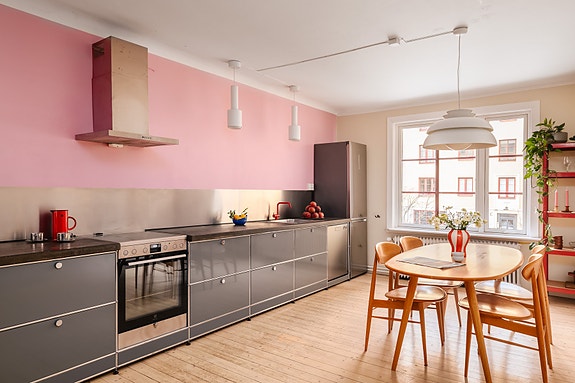 Velkommen til Bjerregaards Gate 29 G: Gjennomgående 4-roms selveier med designpreg. USM Haller-kjøkken. To felles takterrasser. Peis. Vv/fyr inkl. Skjermet.