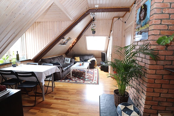 Stort fellesareal med god plass til sofagruppe og spisebord.