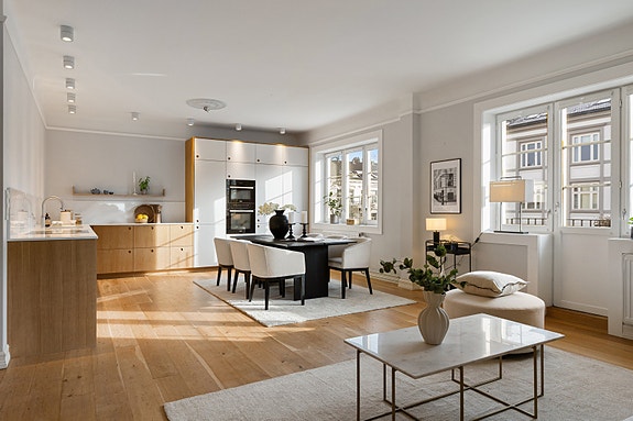 Velkommen til en gjennomført og innholdsrik 4-roms leilighet med moderne standard og en planløsning som er perfekt for familien.