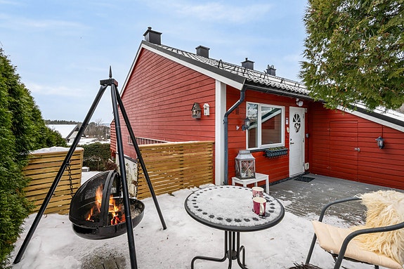 Velkommen til Rugdeberget 58, et trivelig 3-roms enderekkehus. 3 flotte uteplasser og hage. Usjenert terrasse, ca. 25 m². Utebod. Trapp til hagen.