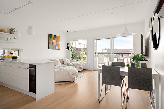 Niklas Linné Elshøy v/ DNB Eiendom presenterer stolt Lørenveien 61 - en gjennomført lekker og moderne 4-roms leilighet beliggende høyt i 7. etasje