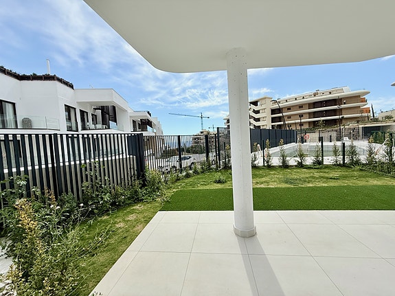 Overbygget terrasse og hage, åpen utsikt