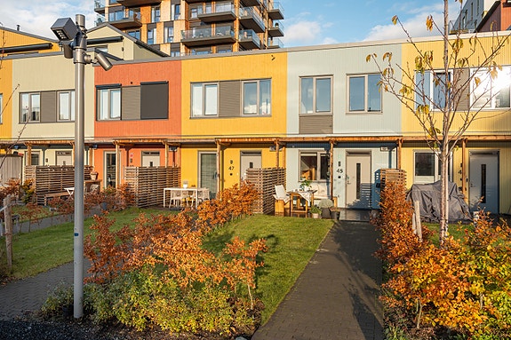 Delikat familiebolig fra 2023 på hele 150 kvm. BRA med skjermet beliggenhet på Lilleby.