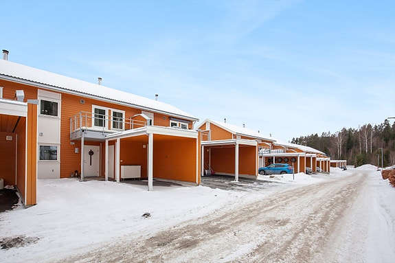 Velkommen til Bakkeløkka 8 C. Her får du et lyst og innholdsrikt rekkehus i populært boområde. Kort vei til skogen og sjøen.