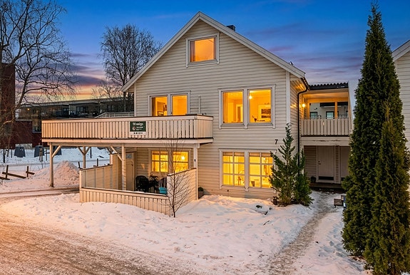 Velkommen til Uglagjerdet 7 - En gjennomført halvpart av tomannsbolig som går over to plan (2.etg + loft). Foto: Interiørfoto v/ Haukdal.