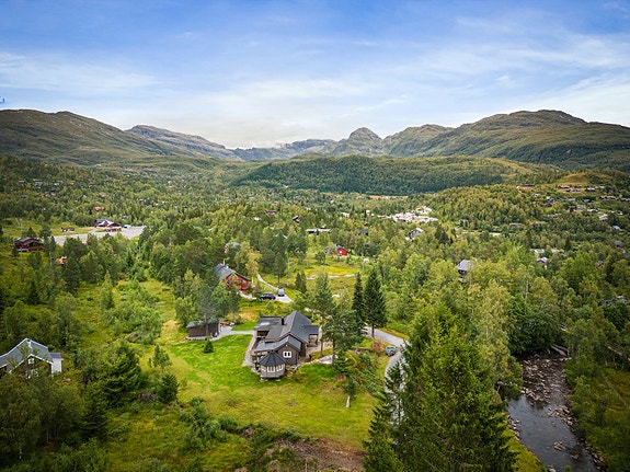 Aktiv Eiendomsmegling v/ Lars Waage har gleden av å presentere Mødalsvegen 143! Foto: Weststaff Media.
