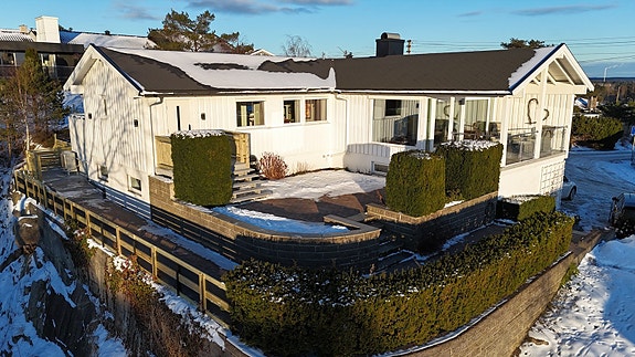 Fasade og uteplasser mot syd og vest