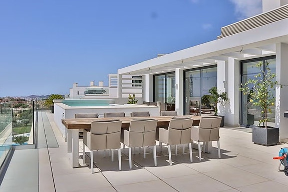 Penthouse med panoramautsikt mot havet | Privat basseng, stor takterrasse og 3 soverom