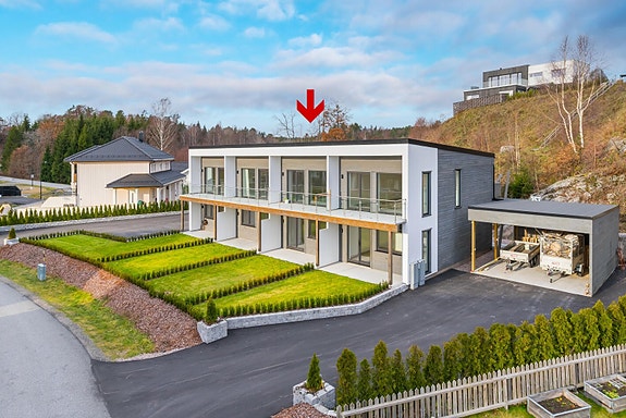 Leiligheten har tilhørende carport med el bil lader og egen båtplass på Løvøya boligfelts bryggeanlegg.