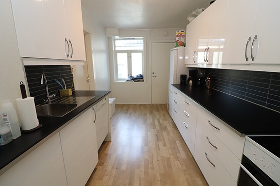 Meget pent kjøkken med plass til spisebord.