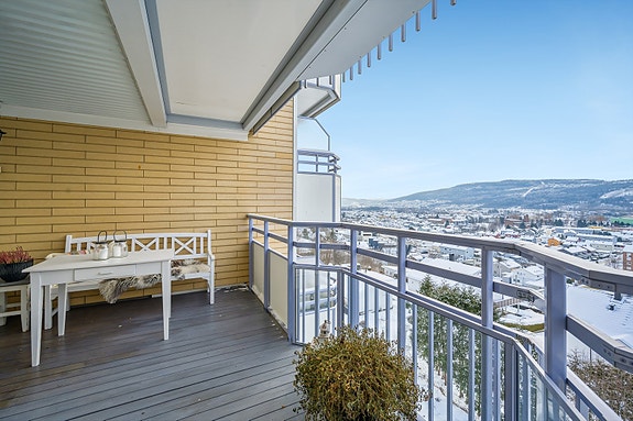 Overbygget balkong med panoramautsikt/ solrikt