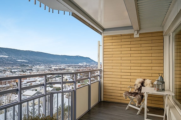 Overbygget balkong med panoramautsikt