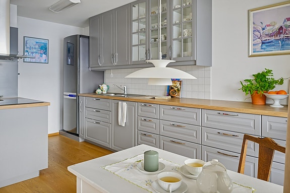 Mye skap- og benkeplass