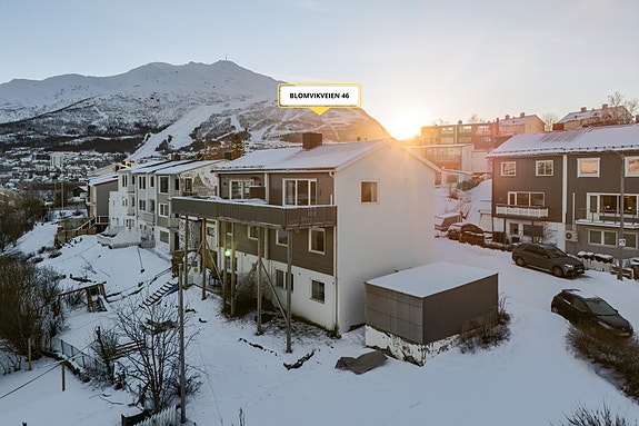 Eiendommen ligger på Storåsen, et attraktivt boligområde med nærhet til dagligdagse fasiliteter