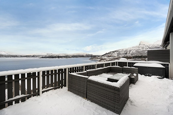 Boligen har veranda på begge sider, noe som gjør at solen kan nytes fra morgen og til solen går ned