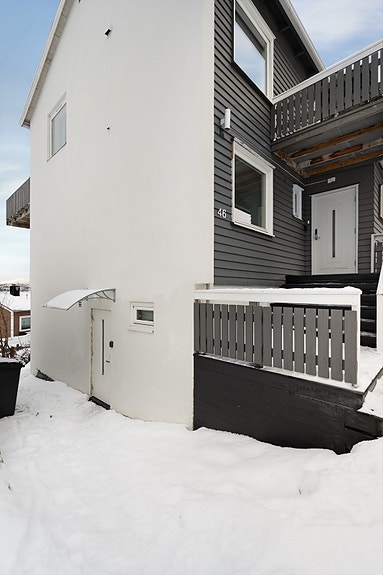 I underetasje er det hybel med egen inngang