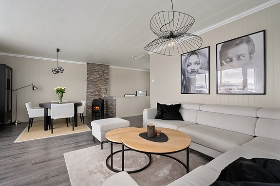 Lyse og tidsriktige overflater er gjennomgående for hele boligen. Her kan du flytte rett inn, uten og måtte tenke på oppussing!