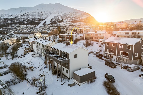 Vertikaldelt bolig med hybel i kjeller, garasje, 3 soverom og utmerket beliggenhet på Storåsen!