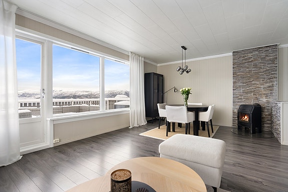 De store vindusflatene sørger for optimal utsikt fra stue