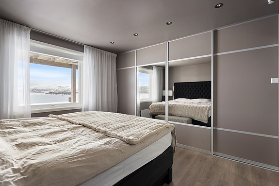 Soverom 1 har en stor skyvedørsgarderobe